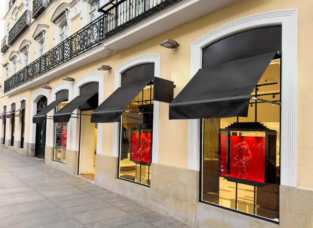 Façade vitrine de magasin en aluminium sur mesure à Mougins